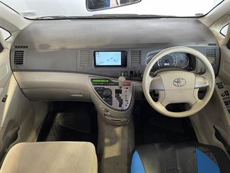 2009 Toyota Isis - Thumbnail