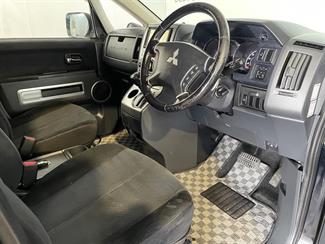 2010 Mitsubishi Delica - Thumbnail