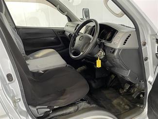 2005 Toyota Hiace - Thumbnail